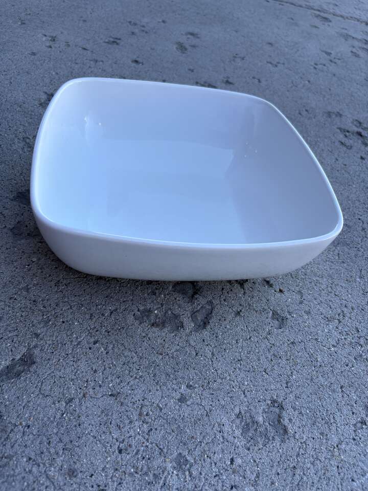 12" x 12" Like new Threshold Square Serving Bowl 200oz Porcelain bowl $10 cash/venmo in Draper