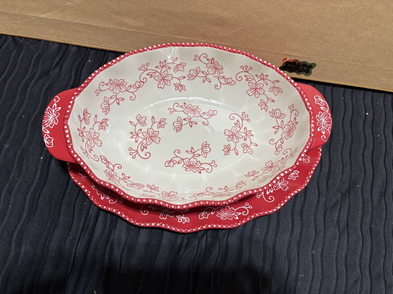 temp-tations by Tara Red & White Floral lace 2 qt serving bowl with serving plate $40 cash/venmo in Draper