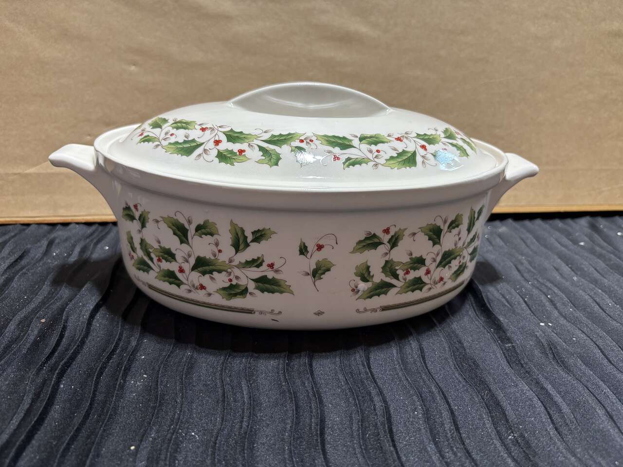 Royal Limited Holly Holiday 2 quart covered casserole baking dish $30 cash/venmo in Draper