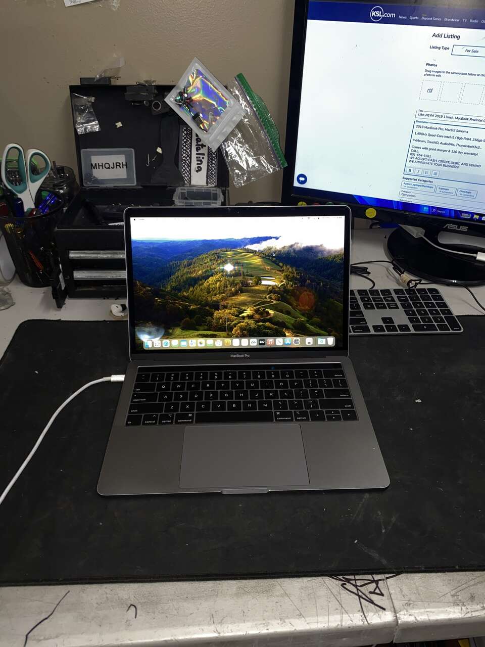 Like-NEW! 2019 13inch. MacBook Pro/Intel Core i5/8gb RAM, 256gb SSD W/ 120 Day Warranty!