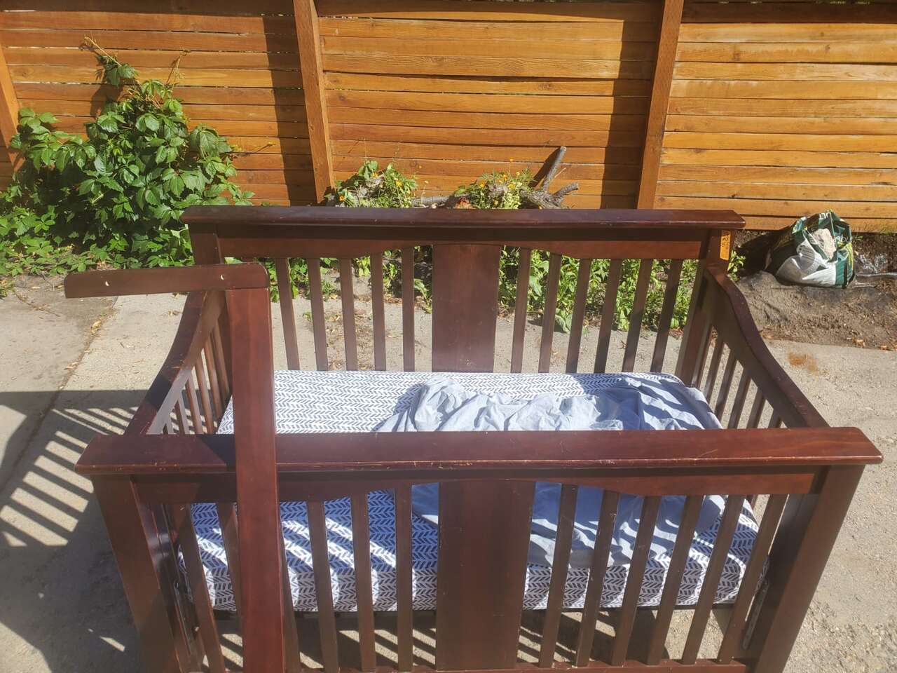 Baby crib/ toddler bed 1234 make an offer Baby