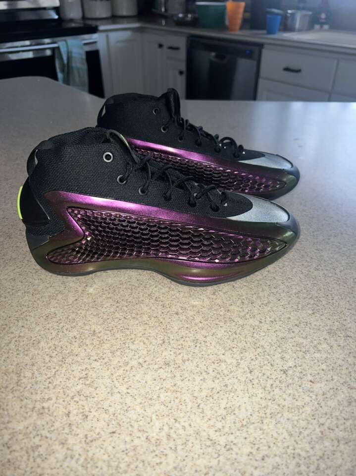 Adidas A.E. 1 J Basketball Shoes Size 6 (NEW)