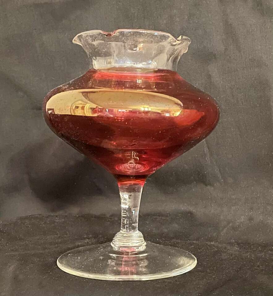 VINTAGE CRANBERRY & CLEAR GLASS PEDESTAL VASE WITH RUFFLE RIM