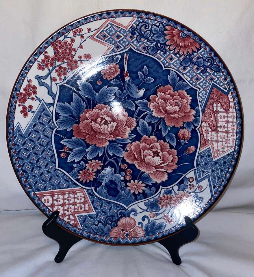 JAPANESE 12.5" PORCELAIN DECORATIVE PLATE, PINK &amp; BLUE FLORAL/GEOMETRIC w/STAND