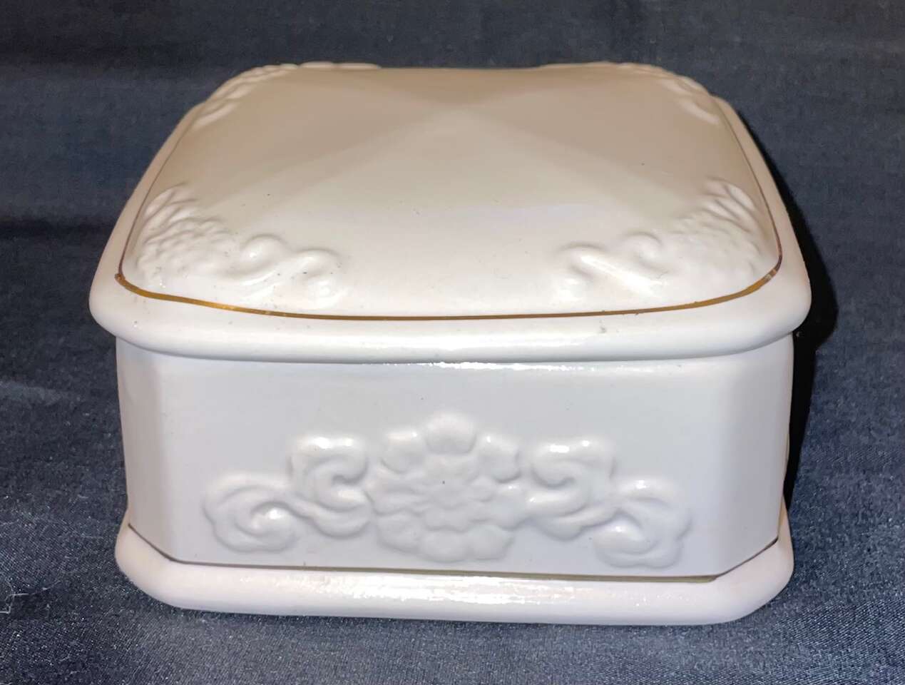 VINTAGE PAUL SEBASTIAN PS 1996 WHITE TRINKET VANITY BOX w/GOLD TRIM