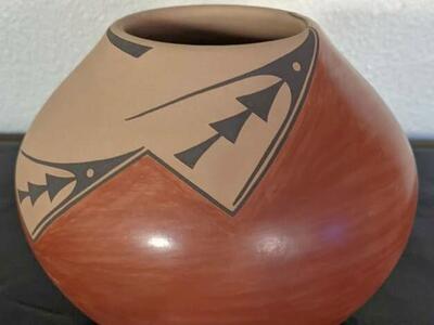 Beautiful Laura Gachupin Native American Pottery
