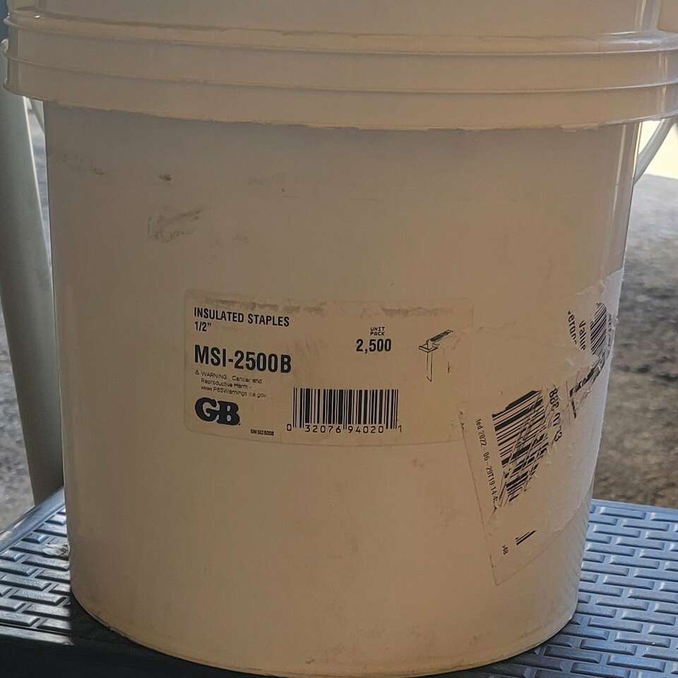 Gardner Bender Insulated Metal Staple 1/2 Inch 
