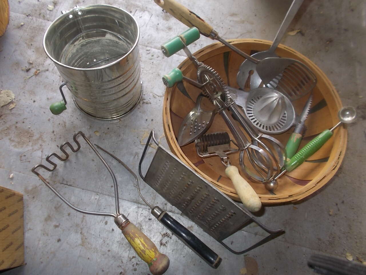 VINTAGE BENT WOOD BASKET WITH SEVERAL OLD UTENSILS