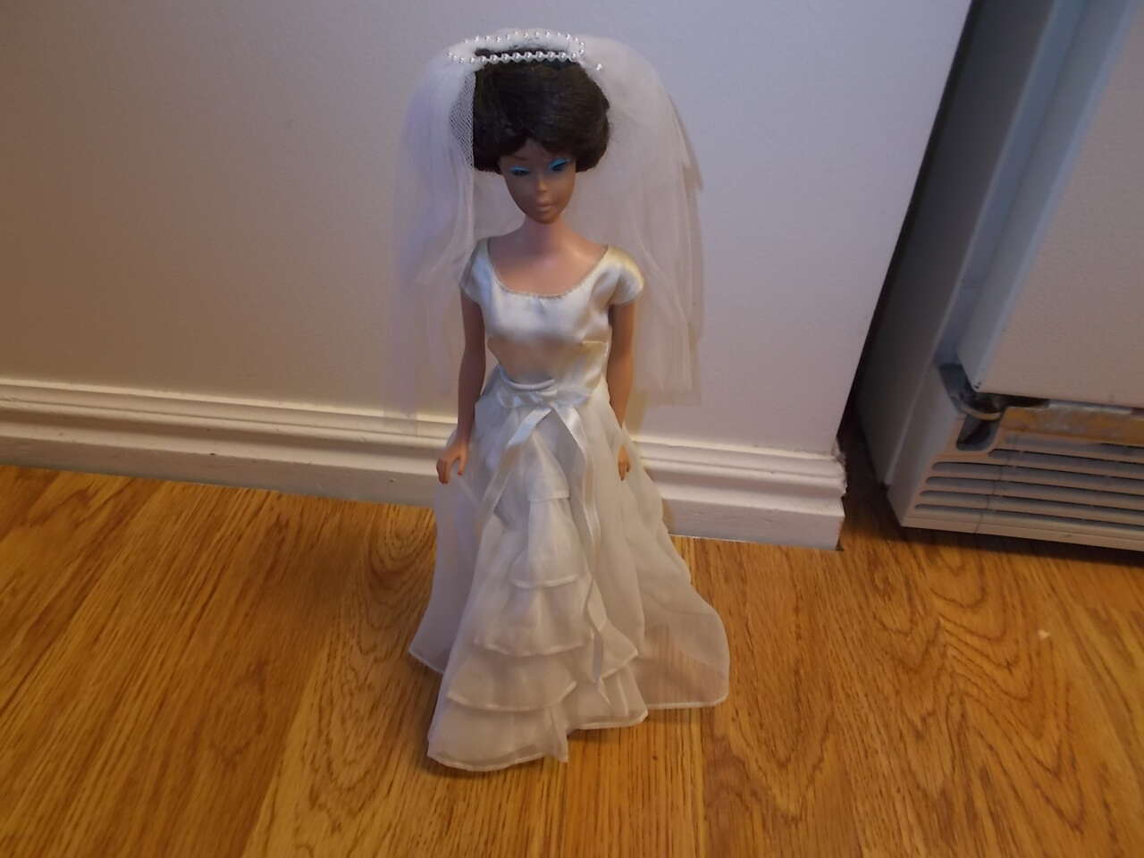 Vintage 1962 brunette bubble cut barbie doll NICE