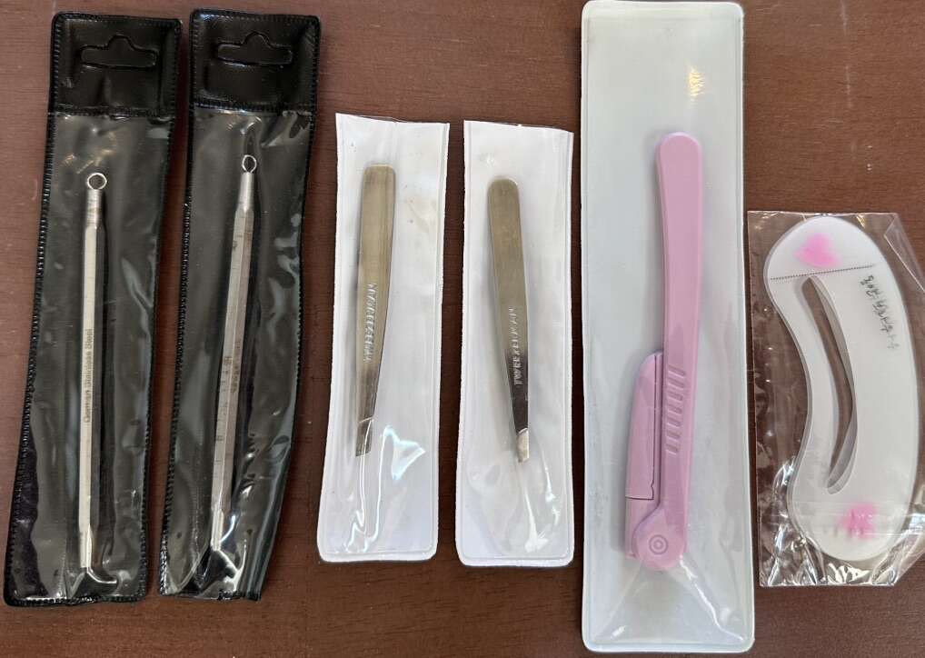 (2) Tweezers (2) Extractors (2) Eyebrow Tools
