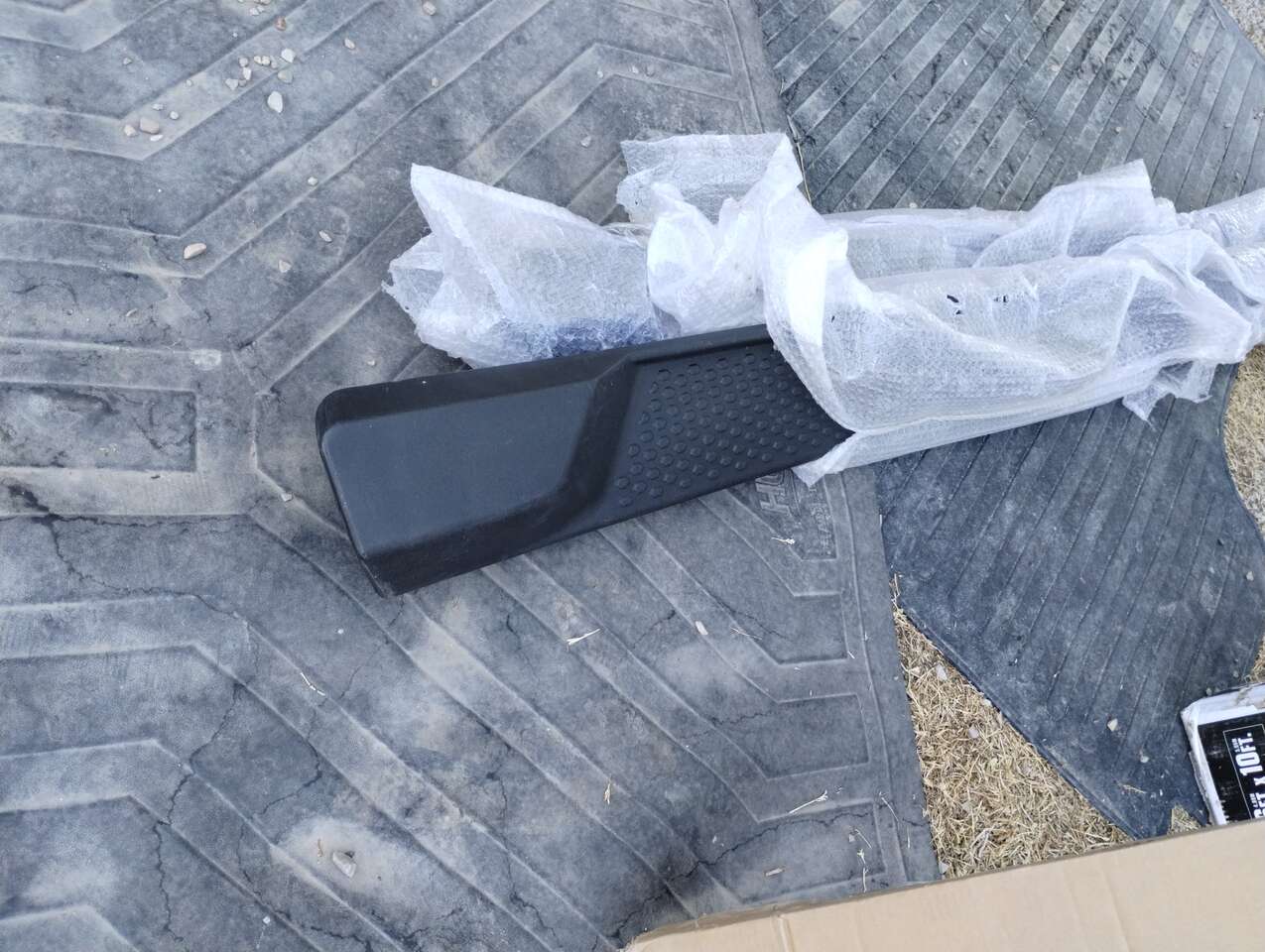 JEEP OEM STEP SIDES 50 $ SET NO HARDWEAR YOU CAN USE OLDSTUFF POS