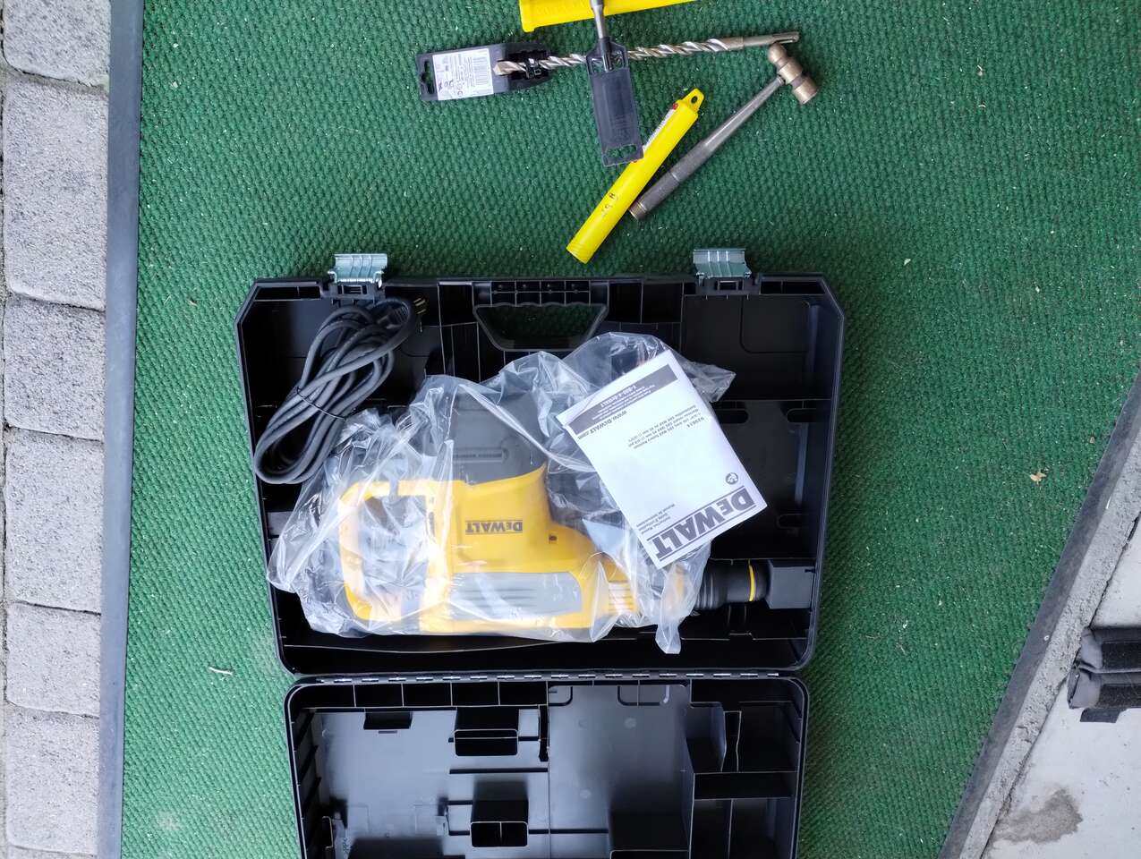 DEWALT ROTERY HAMMER  NEW IN BOX CALL #D25614K price drop 500$