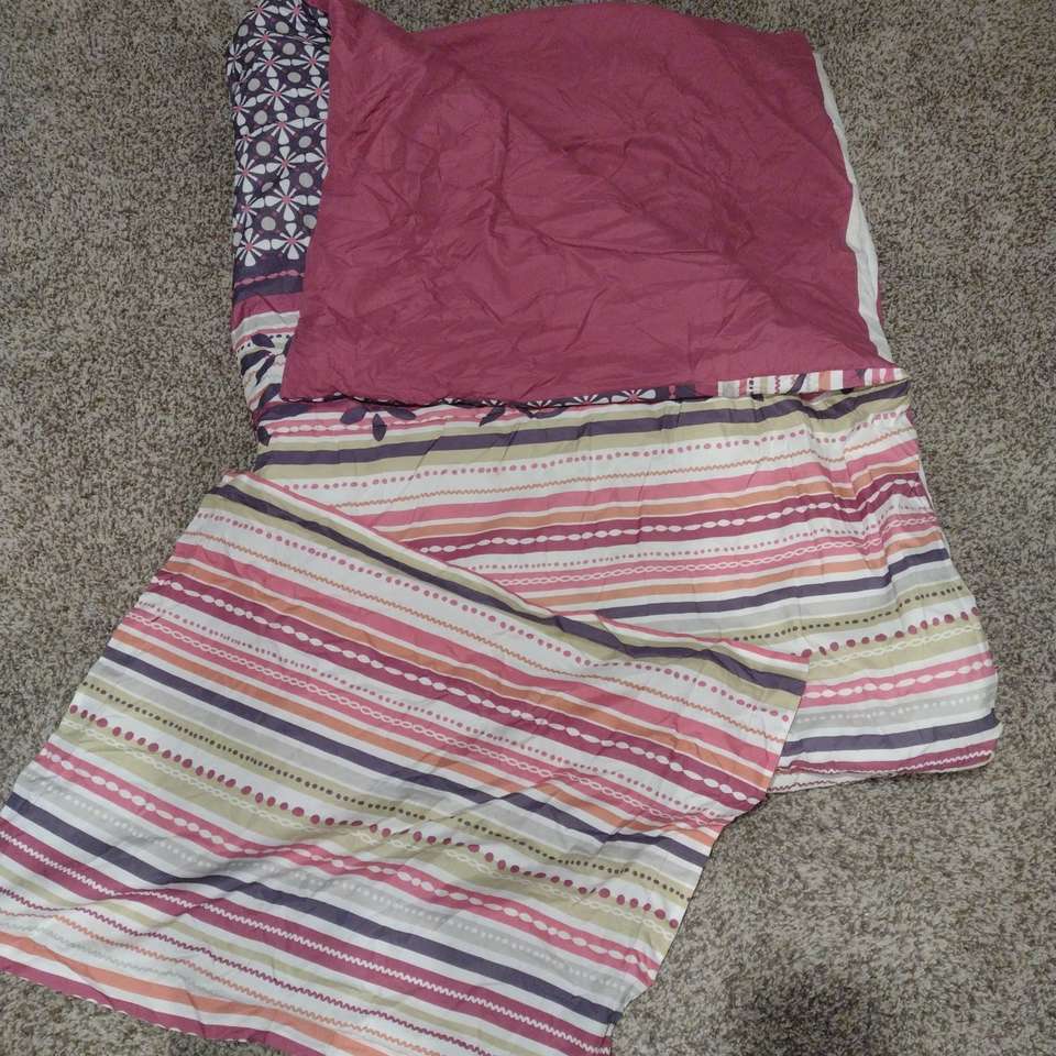 Reversible Twin comforter and pillow sham