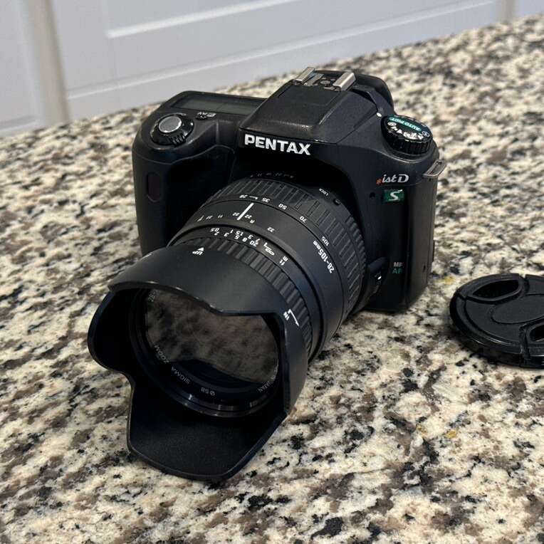 Pentax *ist DS Digital SLR with Zoom Lens