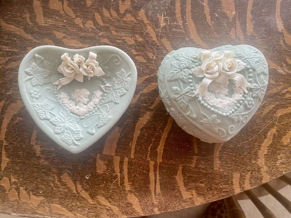 Cameo & Roses & matching Trinket Box Set