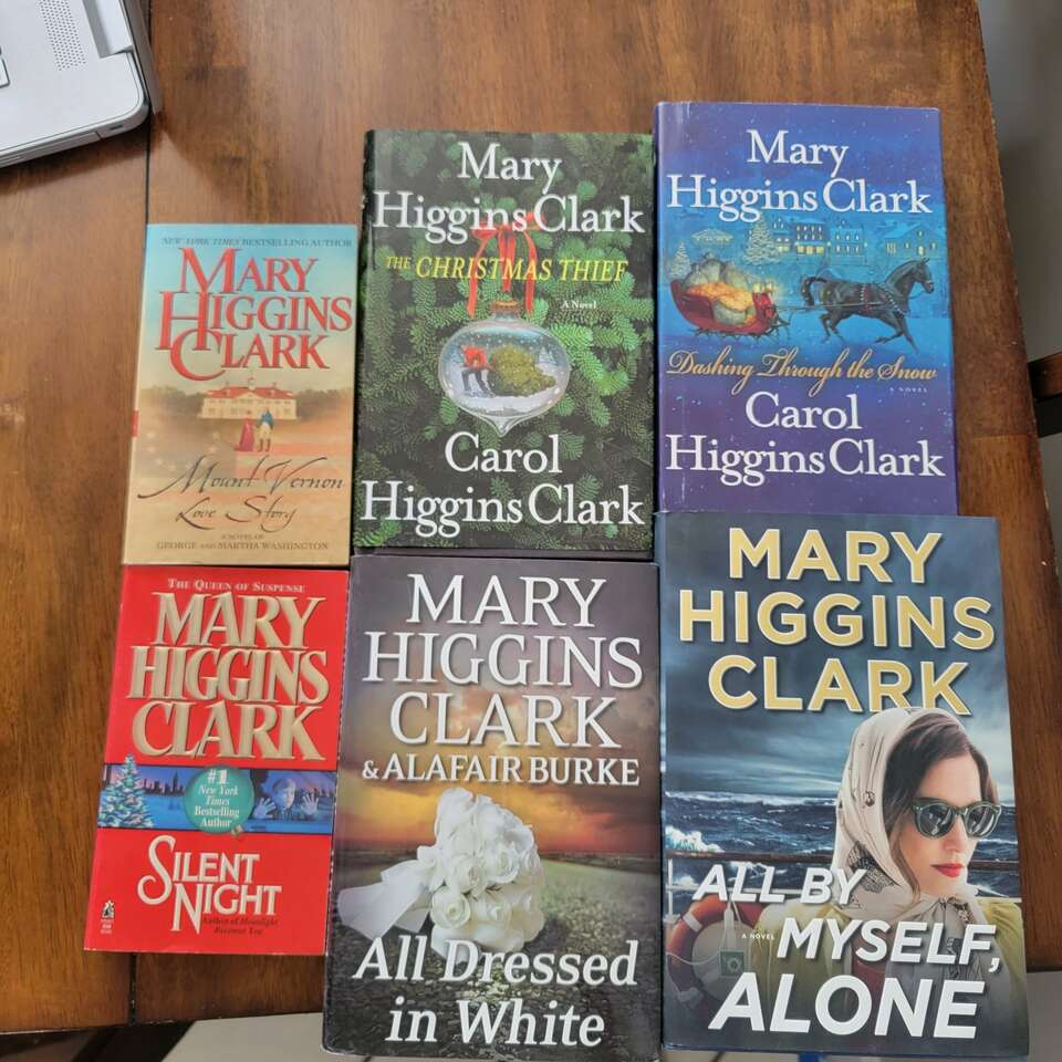 Mary Higgins Clark 4 Hardcover 2 paperback