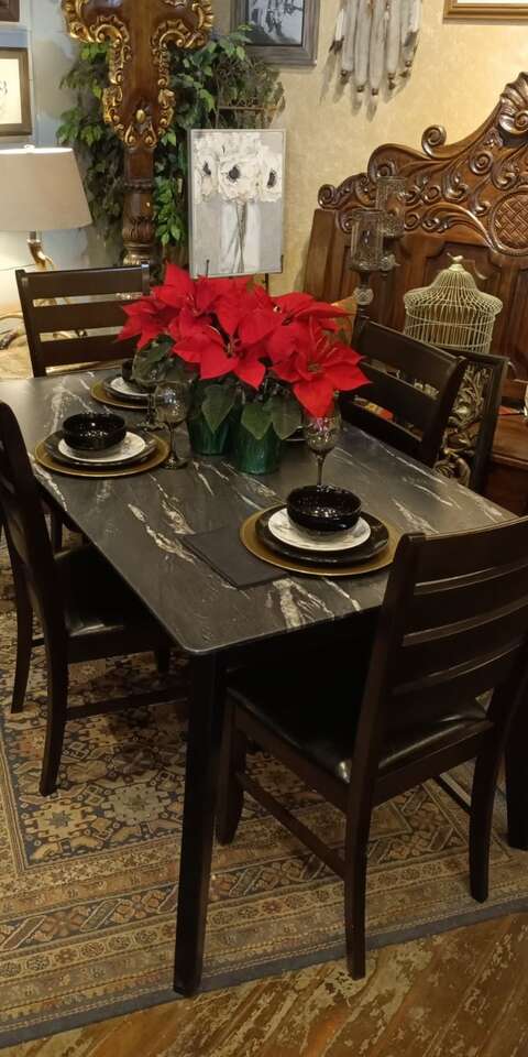 VERY COOL, FABULOUS, AUTOMATIC 10 SECOND EXTENSION LIFT DINING TABLE