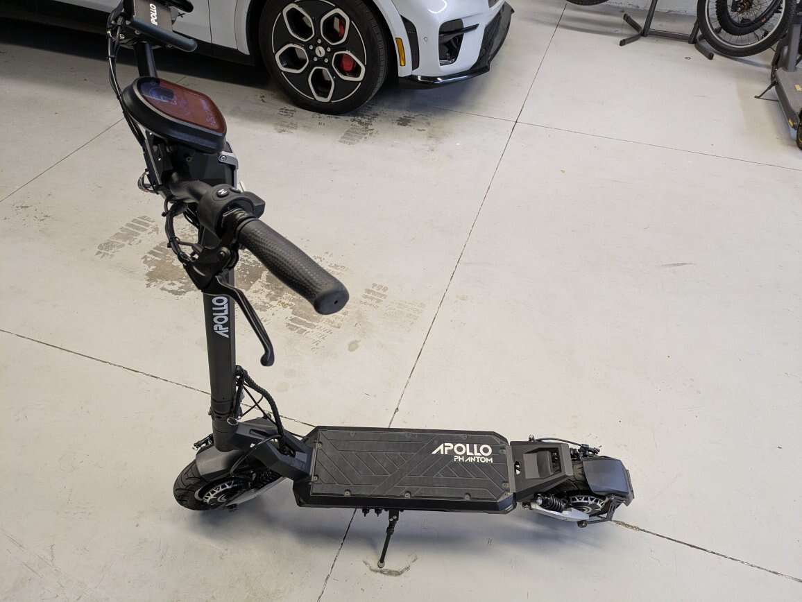 Apollo Phantom V4 scooter bundle