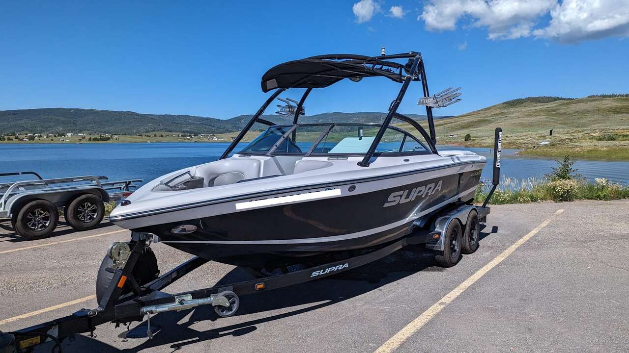 Supra Launch 21V Wake and Ski Boat