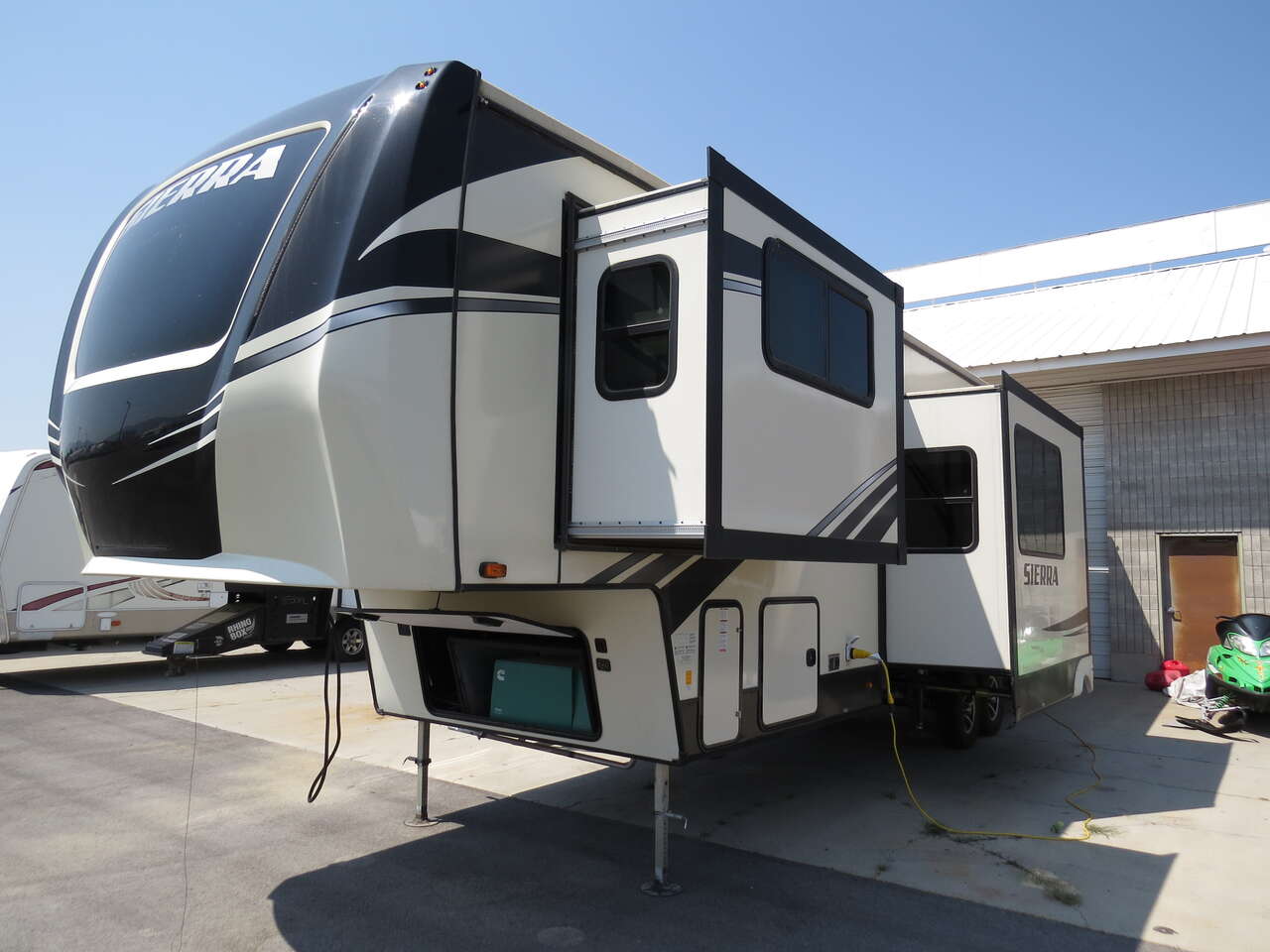 2021 Sierra 35' Front Living! (BIG Onan GENERATOR!)