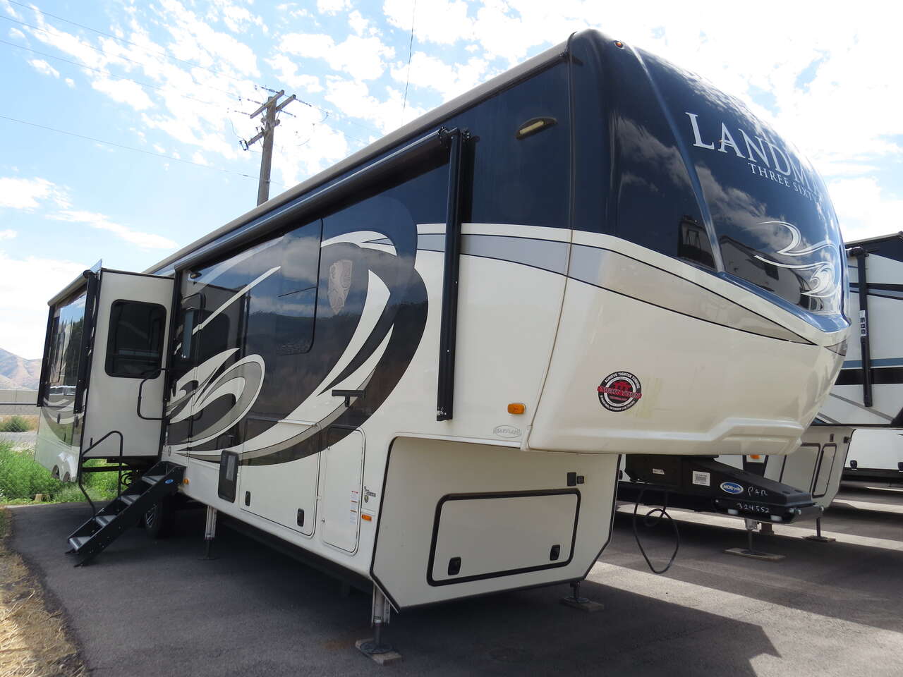 2021 LANDMARK OSHKOSH 37' (FULL BODY PAINT!)