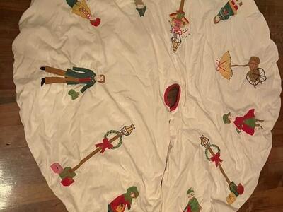Tree Skirt vintage embroidered SO cute 48”