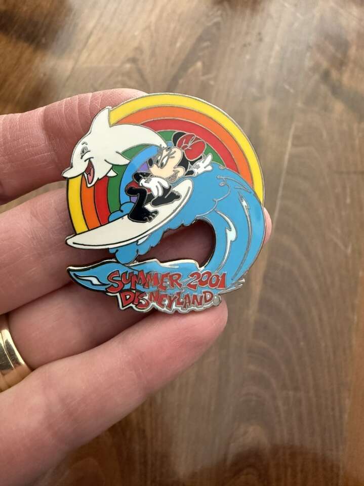 Disney Summer 2002 Minnie Mouse Surfing LE 3600