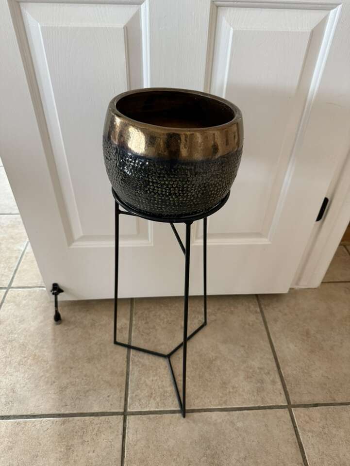 Ceramic bronze Pot With Wrought Iron Stand Set