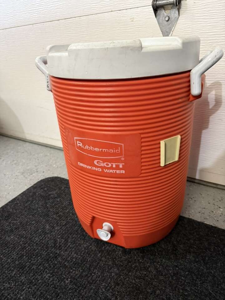 Rubbermaid 5 Gallon Drink Dispenser