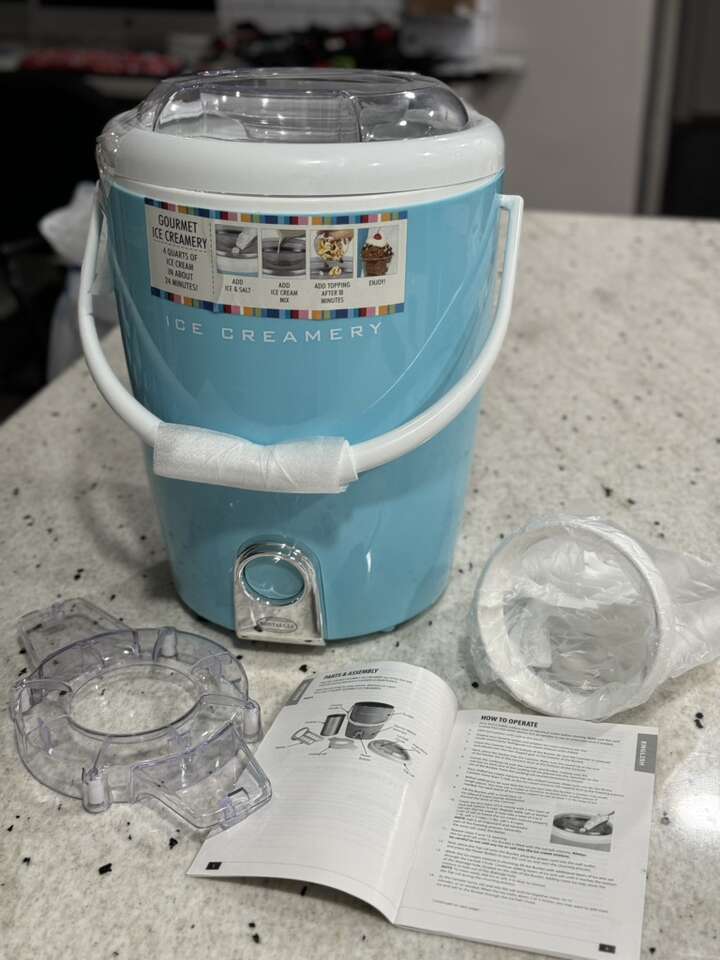 New Nostalgia ice creamery 4 qt Complete No Box