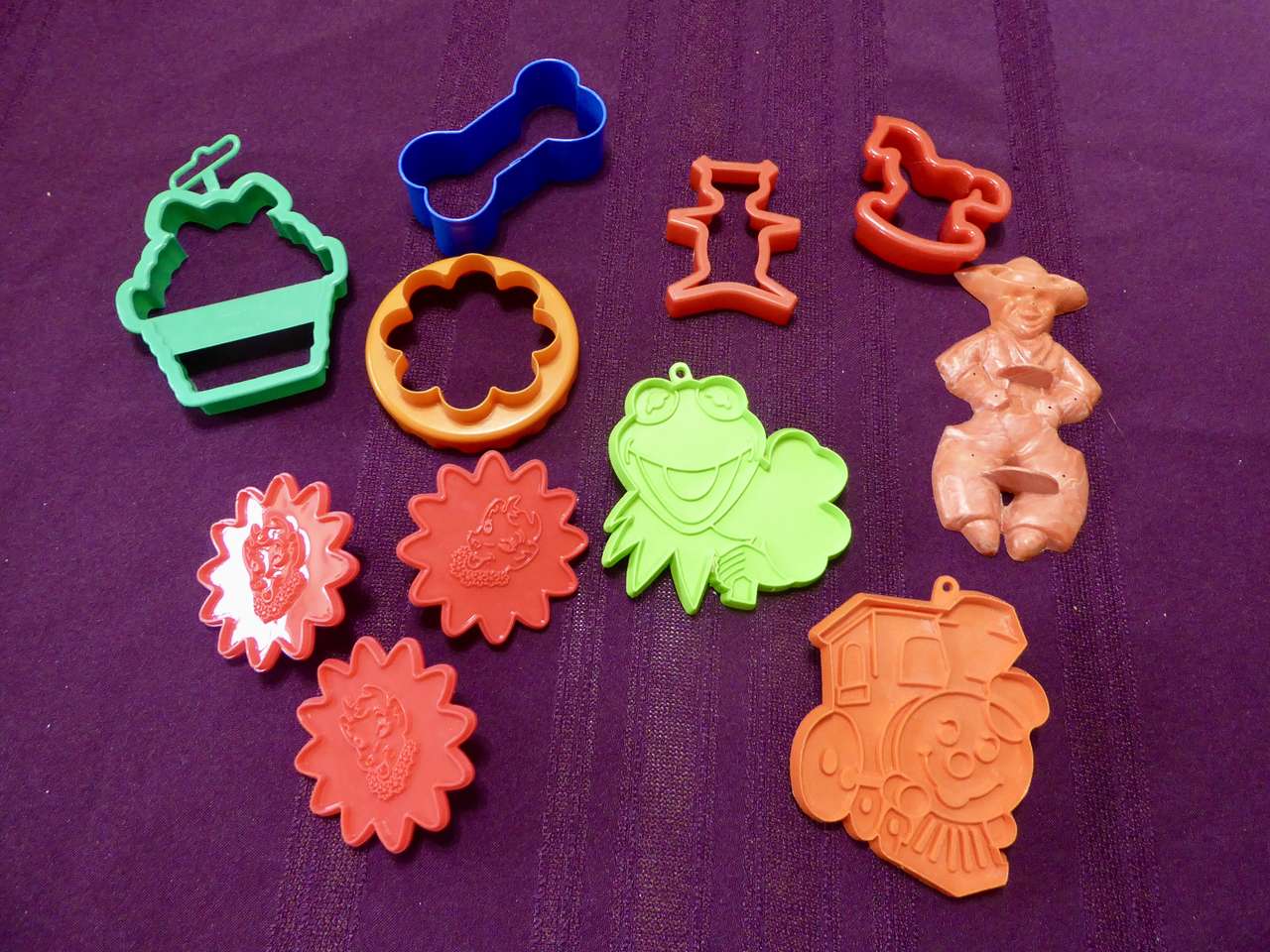 Eleven ( 11 ) Assorted Vintage Cookie Cutters In Various Fun Shape Including 3 Borden / Elsie The Cow Cookie Cutters