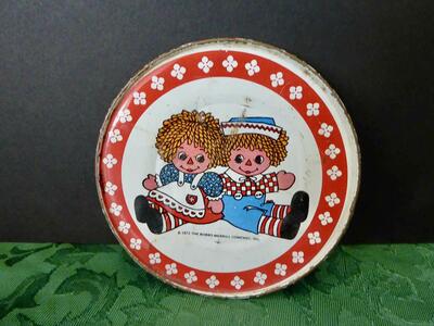 Vintage Rusty Collectible Raggedy Ann And Andy 4 Inch Tin Plate -1972- The Bobbs Merrill Company, INC