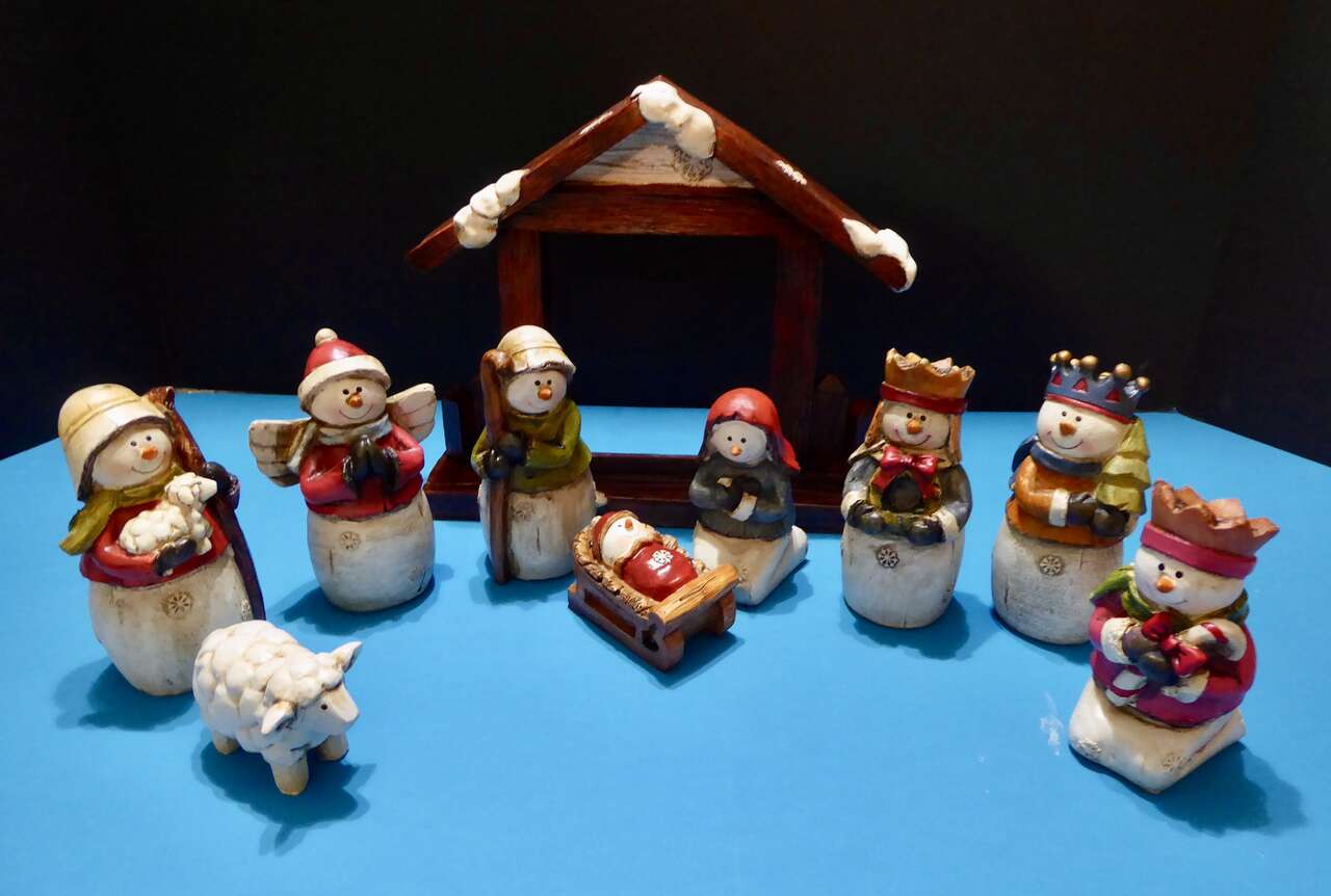 Ceramic / Pottery / Resin Snowmen Nativity -10 Piece Set From 5 7/8 Inches Tall On Down With 9 InchesTall Stable