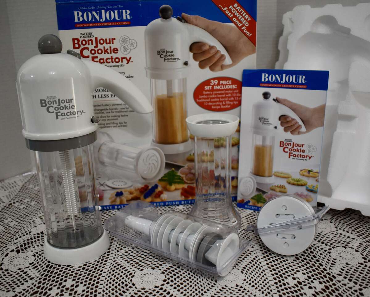 NEW 39 Piece Set Bonjour Cookie Factory Decorating Kit Battery Operated- Brand New- Never Used