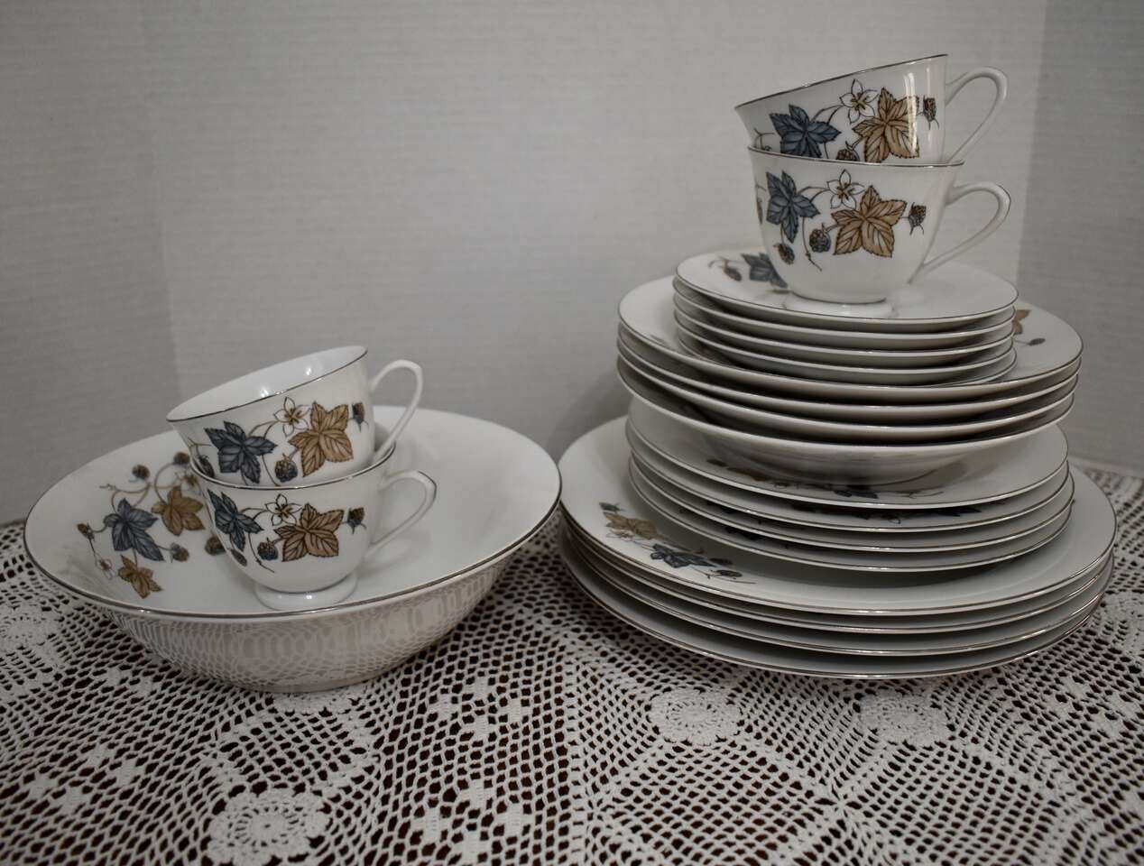 25 Piece Set Of Nice Vintage China Dishes + A Platter, A Creamer, Sugar Bowl W/ A Lid - In A Floral Design In Like New Condition