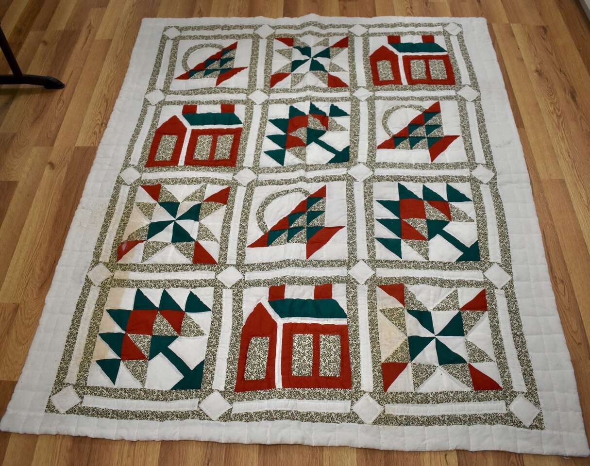 Antique / Vintage Christmas Red / Green Quilt To Use As Is OR For A Makeover Project