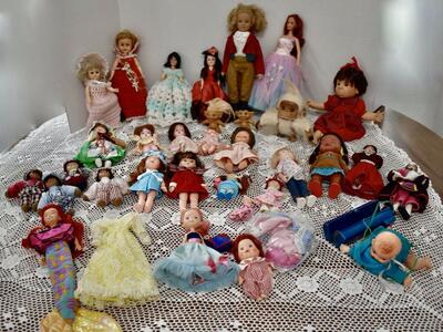 Several Assorted Antique / Vintage Vinyl / Plastic / Celluloid Dolls / Fabric Dolls - And More-