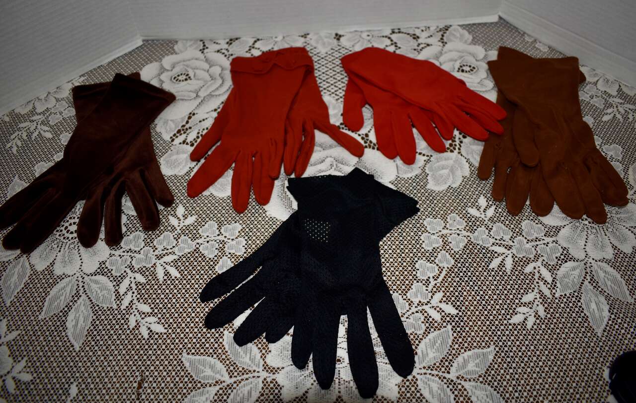 Five Sets Of Antique Vintage Women Dress Gloves Size Small To Medium - 1 Black 2 Reds, 2 Browns