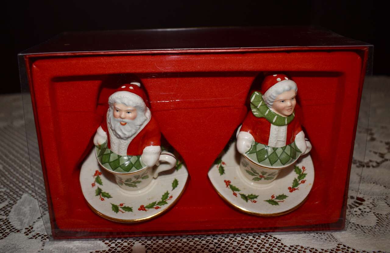 BEAUTIFUL LENOX Mr. And Mrs. SANTA CLAUS SITTING IN A TEA CUP AND PLATE - SET OF SALT AND PEPPER SHAKERS -LIKE NEW CONDITION