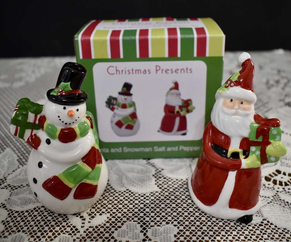 BEAUTIFUL NEW WHIMSICAL CHRISTMAS CERAMIC SANTA AND SNOWMAN SALT AND PEPPER SHAKERS SET