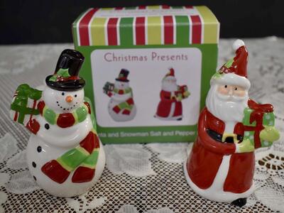 BEAUTIFUL NEW WHIMSICAL CHRISTMAS CERAMIC SANTA AND SNOWMAN SALT AND PEPPER SHAKERS SET