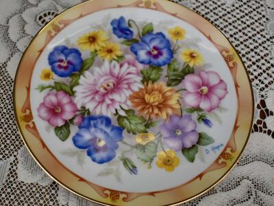 Beautiful 8 1/4 Inch Collectible Plate With The Flowers Of The United States- Bouquets Of The World By Danbury Mint