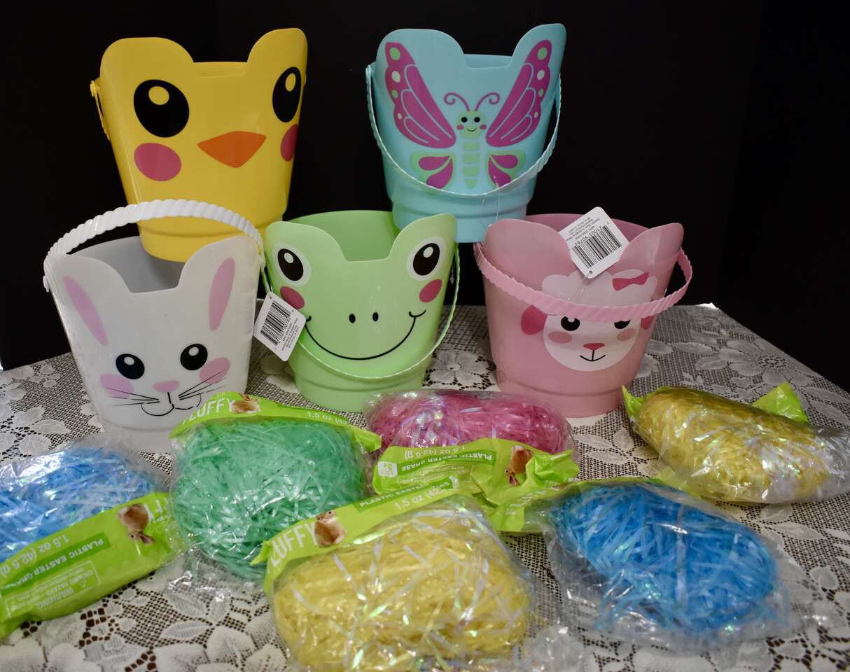 Lot Of (5) NEW Plastic Easter Pail Buckets With Really Cute Faces And (6) - 1.5 Oz Bags Of Plastic Easter Grass
