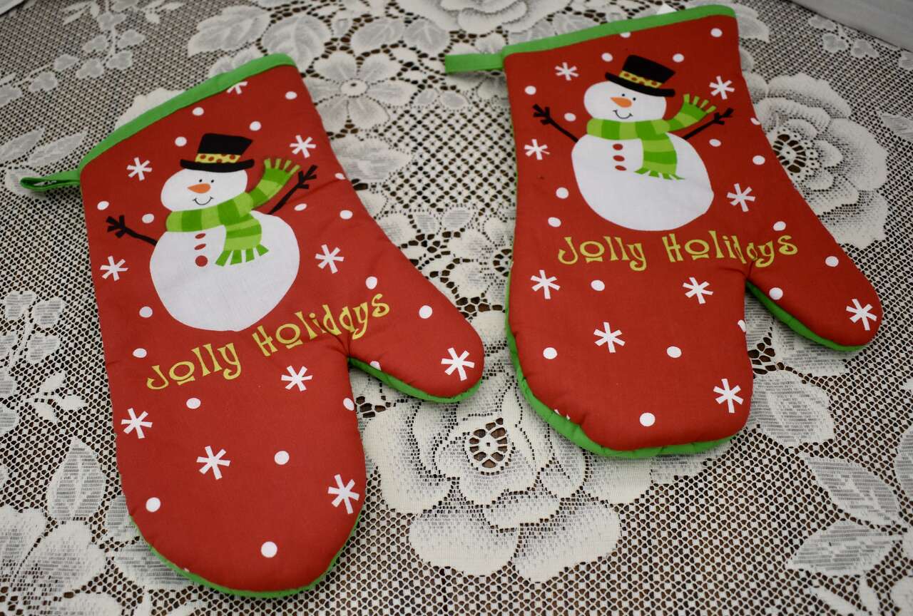 SET OF TWO RIGHT HANDED CHRISTMAS SNOWMAN JOLLY HOLIDAYS GLOVE OVEN MATS IN NEW CONDITION