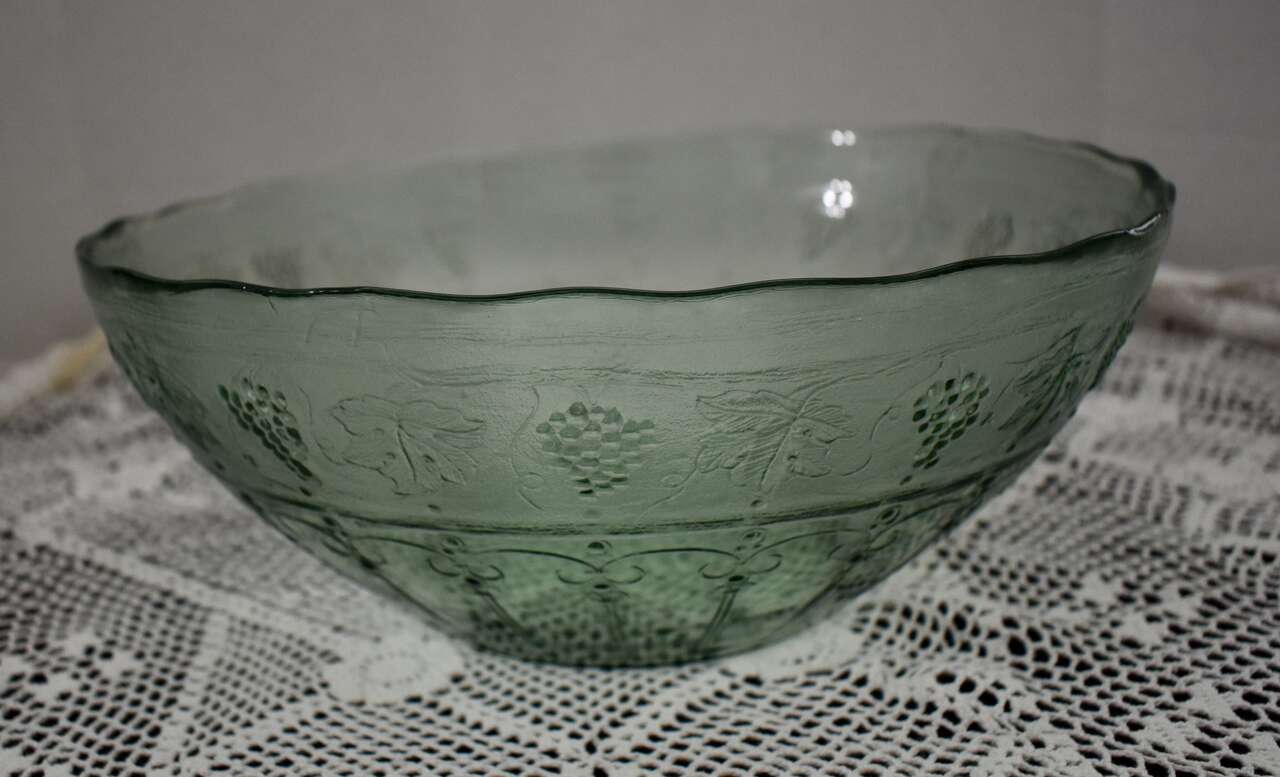Very Pretty Larger Vintage Green Bowl With A Pretty Grape With Leaves Design