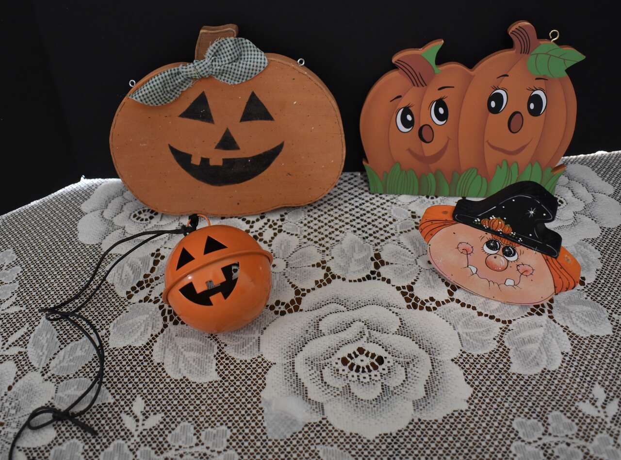 A LOT OF ASSORTED HALLOWEEN DECOR - PAINTED PUMPKINS, WITCHES HEAD, AND METAL PUMPKIN HEAD BELL