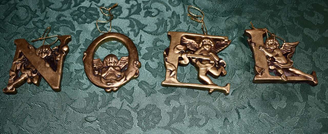 ANTIQUE LOOKING GOLD NOEL WORDS WITH ANGELS DECOR HANGING CHRISTMAS TREE ORNAMENTS OR GREAT FOR A WREATH.