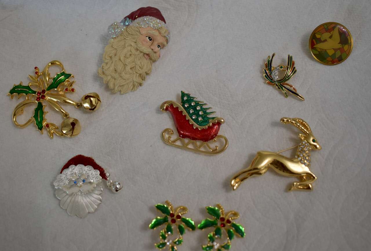 Several Really Pretty Vintage Christmas Brooches And Earrings With Santa, Deers, Christmas Tree And More