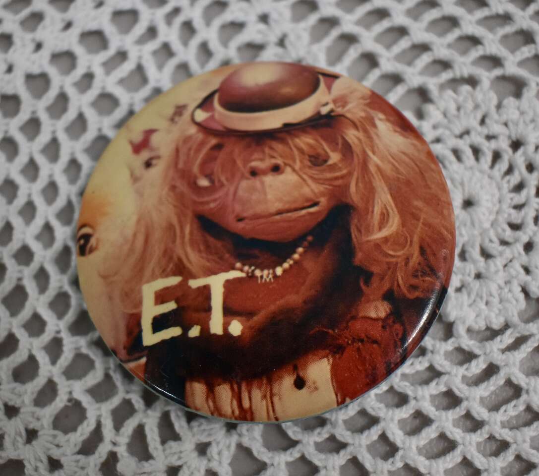 A Vintage Collectible 1982 Metal 2 1/8 Inch Round E.T. Extra Terrestrial Brooch Pin - Fun To Wear