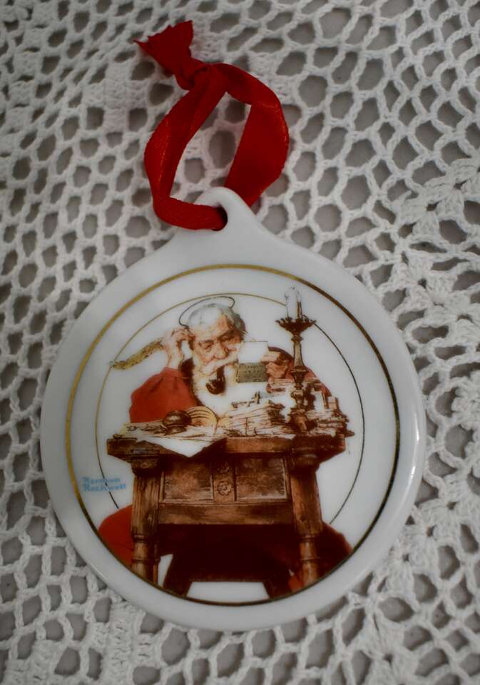 COLLECTIBLE 1996 HAPPY HOLIDAYS FROM JC PENNEY SANTA READING LETTERS CHRISTMAS PORCELAIN ORNAMENT